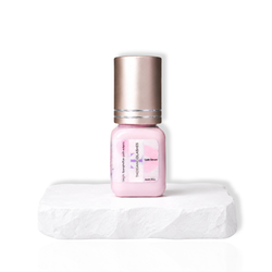 Lash adhesive for high humidity