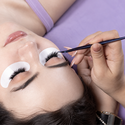Lash artist applying ThousandLashes Promade Fans to a client