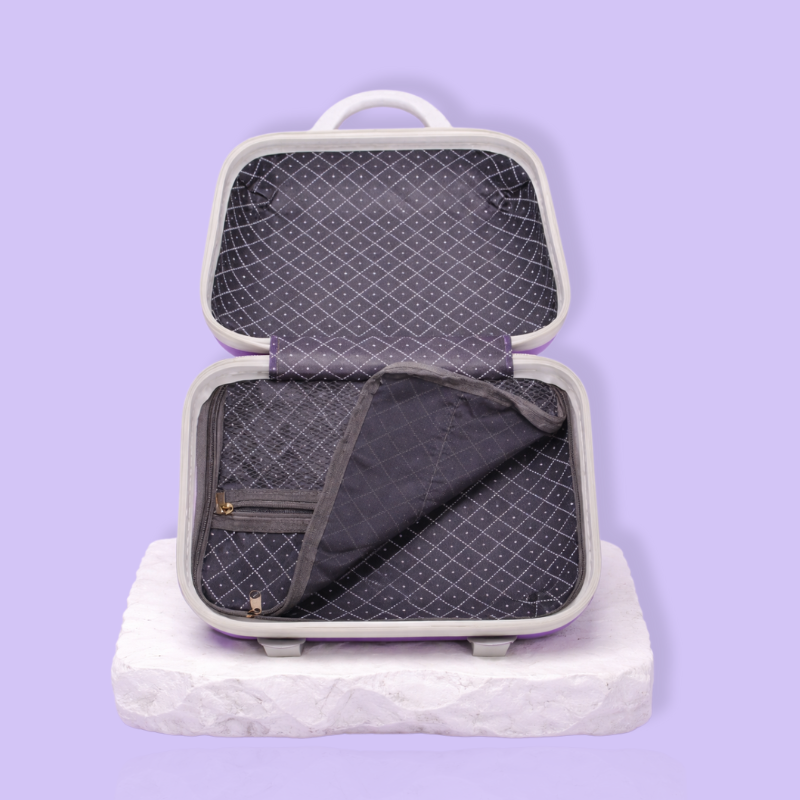 Lash artist carrying bag