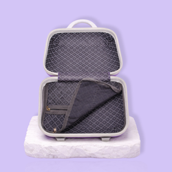 Lash artist carrying bag