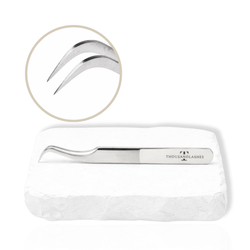 Thousandlashes M Narrow silver lash tweezer with close-up view of the curved tips.