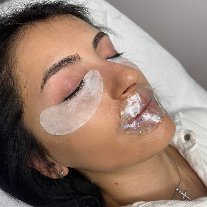 Eyelash extension pads for sensitive eyes